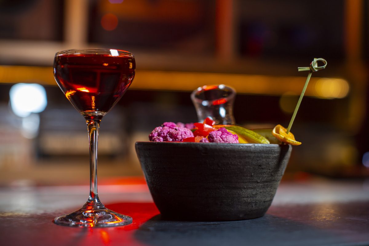 Martini Perfecto es un coctel con vermouth Carpano preparado en el bar Café de Nadie