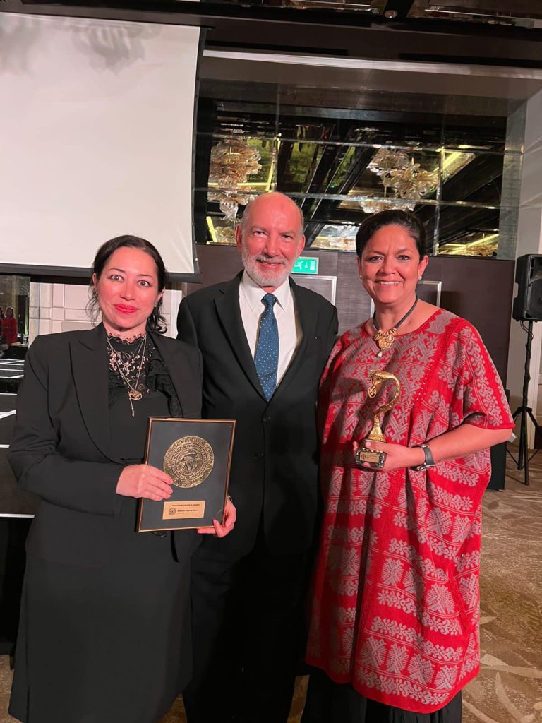 Chef Bianca Castro-Cerio recibe "El Taco de oro" en Dubái, junto a la gobernadora de Baja California Marina del Pilar