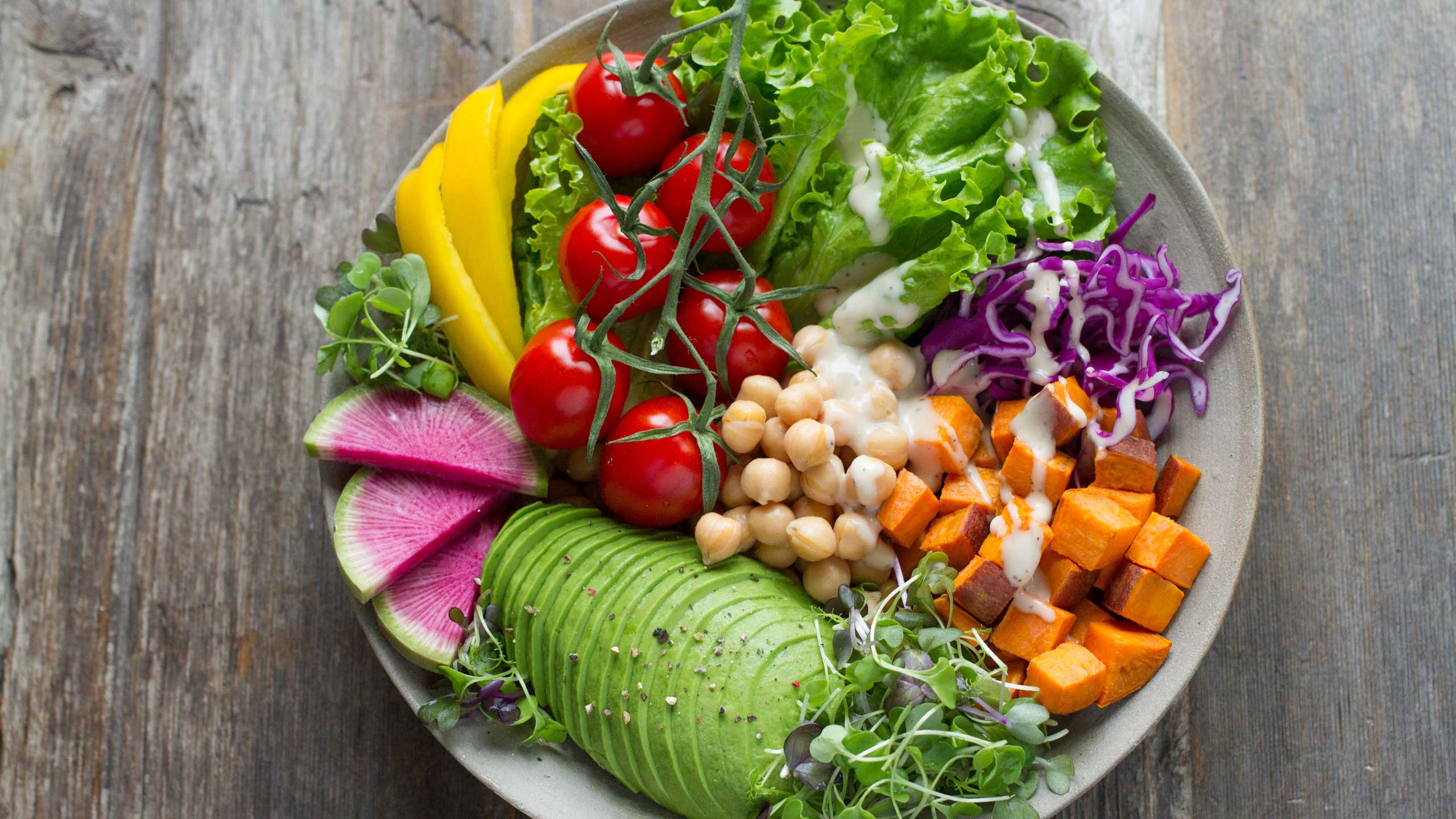 Bowl con verdura, alimentos naturales, alimentos funcionales